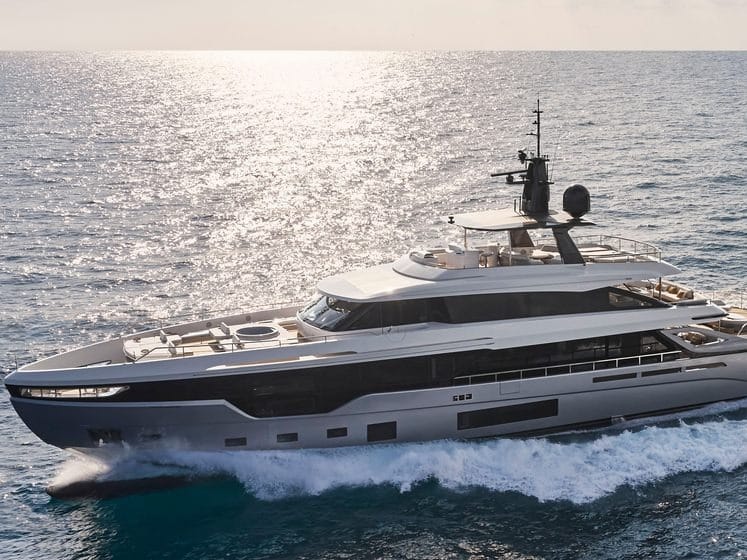 ALLE III, 38.2m Azimut, exterior